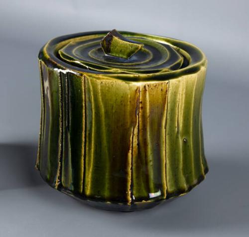 Oribe Mizusashi (Oribe - glazed water jar) (Water jar (mizuhashi) with lid)