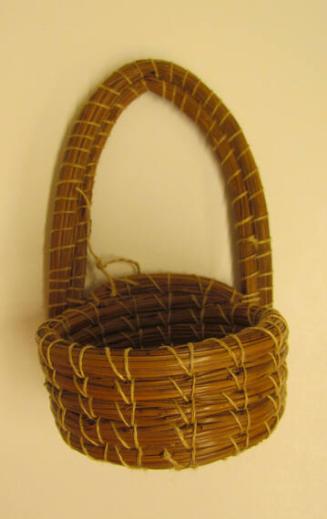 Pine straw basket with handle