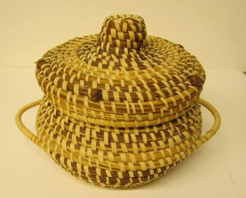 Gullah coil basket with cover outer rim studded with six pine needle knots
