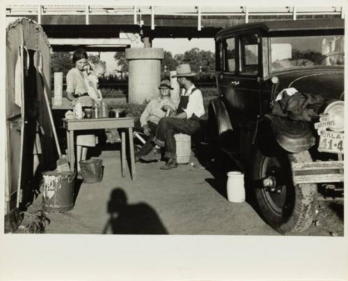 Oklahoma (mother and child and two men in parking lot)