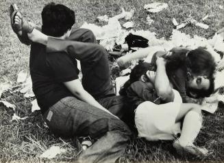 New York (young people resting on the grass)