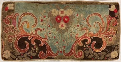 Hooked rug with Fleur de lis motif