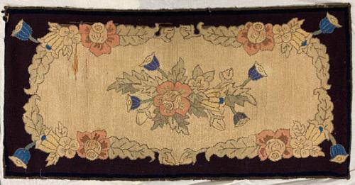 Hooked rug with rose motif