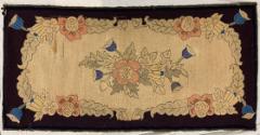 Hooked rug with rose motif