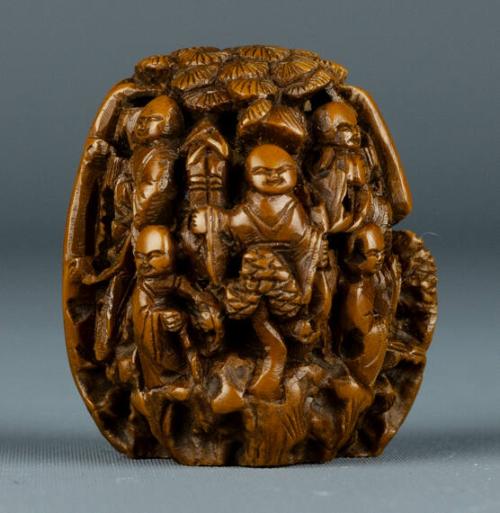 Chinese/Japanese all-over figural carved seed ojime