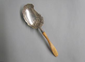 Large serving spoon in the ivory pattern