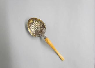 Serving spoon in the ivory pattern