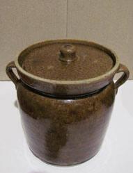 Bean pot with lid and loop handles